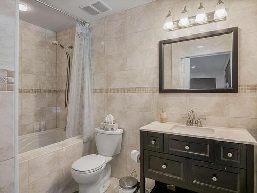 5720 Cowichan Lake Rd, Duncan, BC - Indoor Photo Showing Bathroom