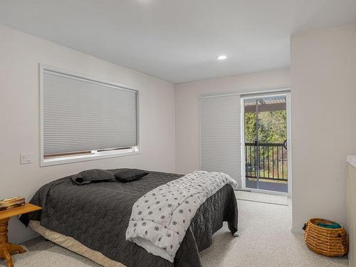 5720 Cowichan Lake Rd, Duncan, BC - Indoor Photo Showing Bedroom