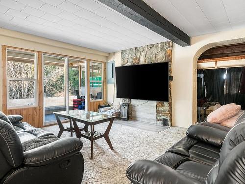 5720 Cowichan Lake Rd, Duncan, BC - Indoor Photo Showing Living Room