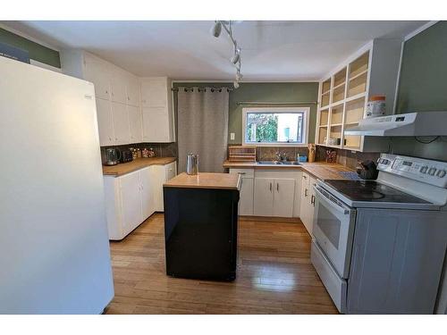 1911 19Th Ave, Campbell River, BC - Indoor Photo Showing Kitchen With Double Sink