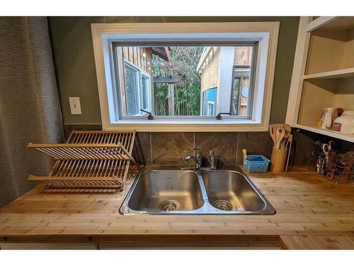 1911 19Th Ave, Campbell River, BC - Indoor Photo Showing Kitchen With Double Sink
