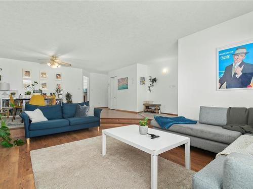 225 Utah Dr, Campbell River, BC - Indoor Photo Showing Living Room