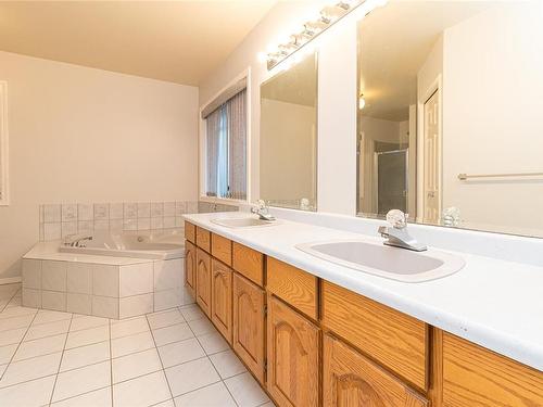 2371 Arbutus Rd, Saanich, BC - Indoor Photo Showing Bathroom