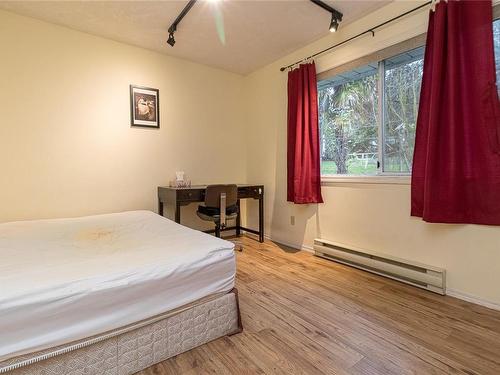 2371 Arbutus Rd, Saanich, BC - Indoor Photo Showing Bedroom