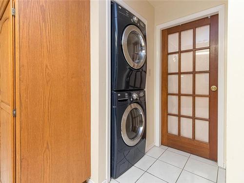 2371 Arbutus Rd, Saanich, BC - Indoor Photo Showing Laundry Room