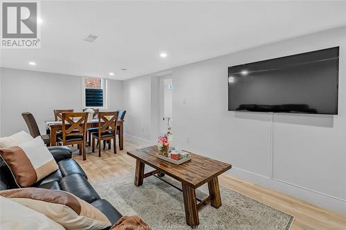 3745 Mckay Avenue, Windsor, ON - Indoor Photo Showing Living Room