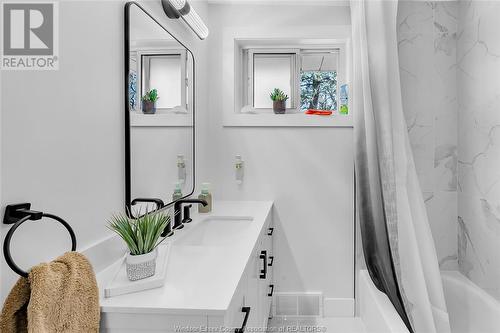 3745 Mckay Avenue, Windsor, ON - Indoor Photo Showing Bathroom