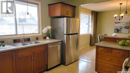 837 Northumberland Avenue, Saskatoon, SK - Indoor Photo Showing Kitchen With Double Sink