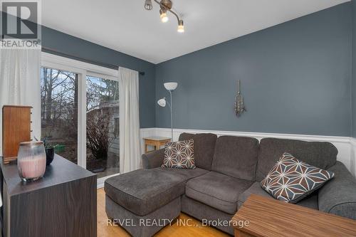 36 Lount St, Barrie, ON - Indoor Photo Showing Living Room