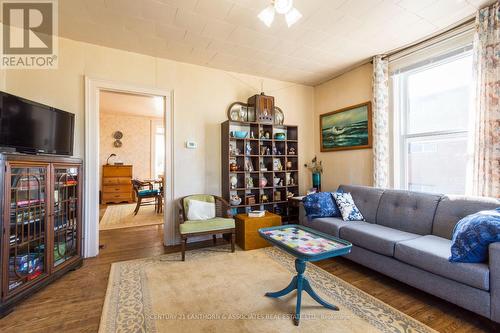 275 Dufferin Avenue, Quinte West, ON - Indoor Photo Showing Living Room