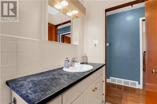 210 Nelson Street, Cornwall, ON - Indoor Photo Showing Bathroom