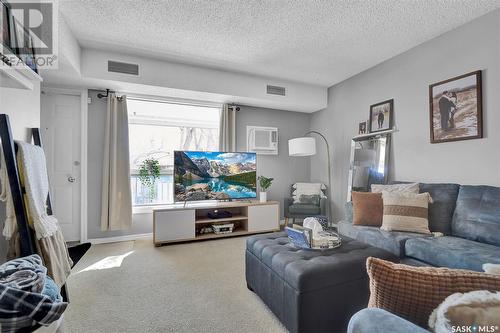 104 Gore Place, Regina, SK - Indoor Photo Showing Living Room