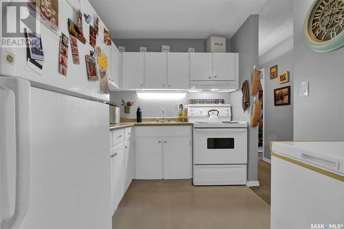 104 Gore Place, Regina, SK - Indoor Photo Showing Kitchen