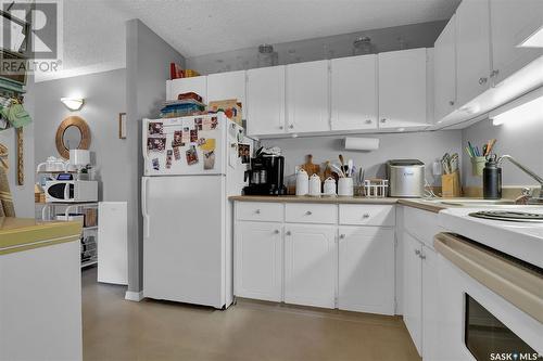 104 Gore Place, Regina, SK - Indoor Photo Showing Kitchen