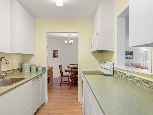 215-1149 Rockland Ave, Victoria, BC - Indoor Photo Showing Kitchen