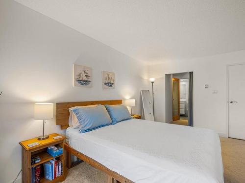 215-1149 Rockland Ave, Victoria, BC - Indoor Photo Showing Bedroom