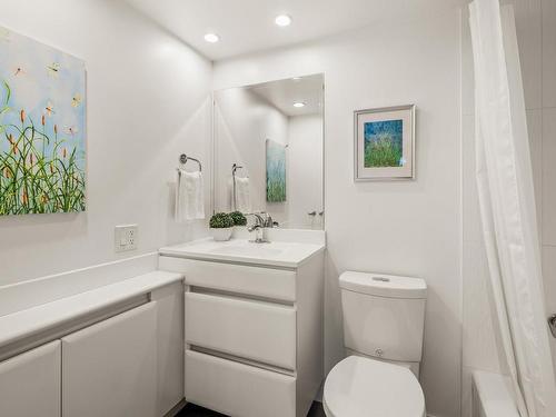 215-1149 Rockland Ave, Victoria, BC - Indoor Photo Showing Bathroom