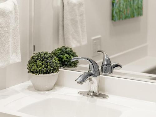 215-1149 Rockland Ave, Victoria, BC - Indoor Photo Showing Bathroom