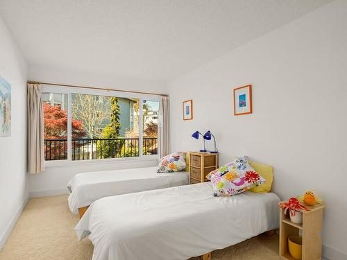 215-1149 Rockland Ave, Victoria, BC - Indoor Photo Showing Bedroom