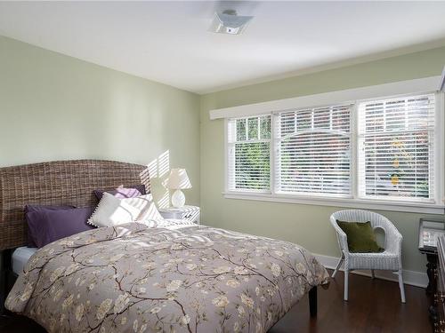 334 Irving Rd, Victoria, BC - Indoor Photo Showing Bedroom