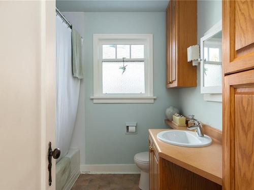 334 Irving Rd, Victoria, BC - Indoor Photo Showing Bathroom