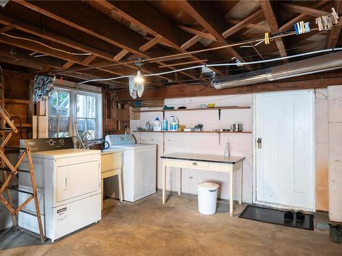 334 Irving Rd, Victoria, BC - Indoor Photo Showing Laundry Room