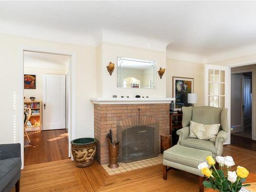 334 Irving Rd, Victoria, BC - Indoor Photo Showing Living Room With Fireplace