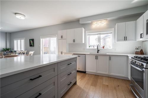 39 Pebble Valley Avenue, Hamilton, ON - Indoor Photo Showing Kitchen With Upgraded Kitchen