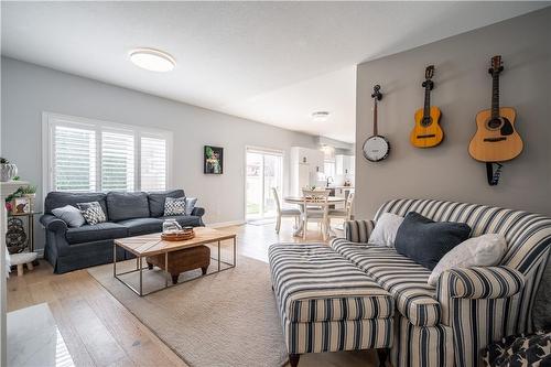 39 Pebble Valley Avenue, Hamilton, ON - Indoor Photo Showing Living Room