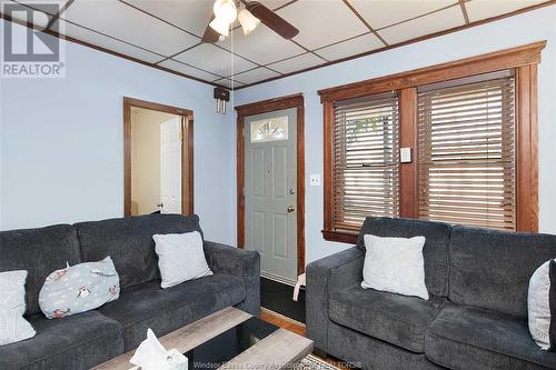 1061 Highland Avenue, Windsor, ON - Indoor Photo Showing Living Room
