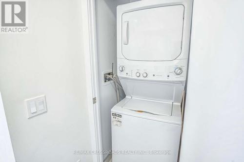 1404 - 2221 Yonge Street, Toronto, ON - Indoor Photo Showing Laundry Room