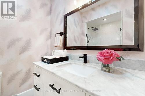 510 Kinrara Crt, Newmarket, ON - Indoor Photo Showing Bathroom