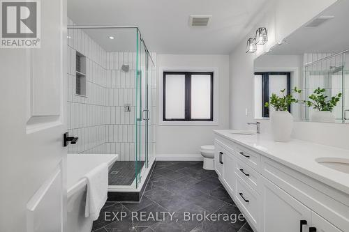 508 Doonwoods Cres, Kitchener, ON - Indoor Photo Showing Bathroom
