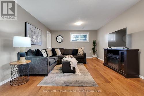48 Barley Mill Cres, Clarington, ON - Indoor Photo Showing Living Room