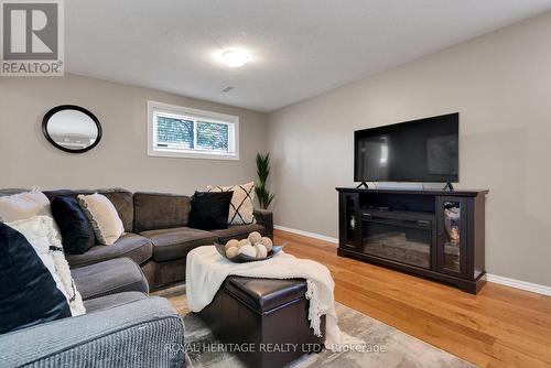 48 Barley Mill Cres, Clarington, ON - Indoor Photo Showing Living Room