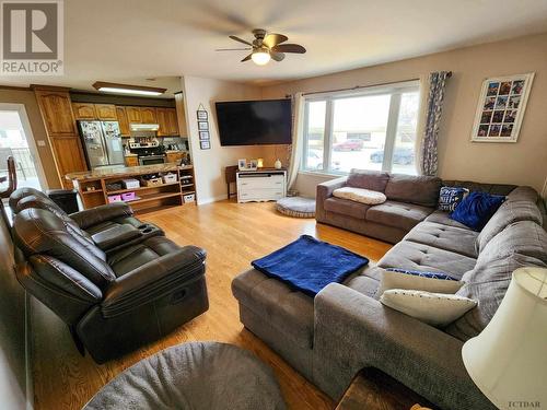 78 Sixth Ave, Englehart, ON - Indoor Photo Showing Living Room