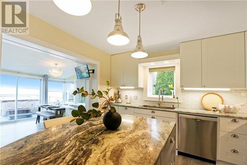 14 Oriole Road, N/A, ON - Indoor Photo Showing Kitchen