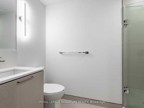 909-19 Western Battery Rd, Toronto, ON - Indoor Photo Showing Bathroom