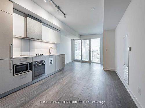909-19 Western Battery Rd, Toronto, ON - Indoor Photo Showing Kitchen