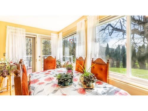5469 Cory Road, Wynndel, BC - Indoor Photo Showing Dining Room