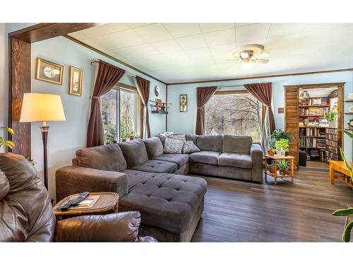 5469 Cory Road, Wynndel, BC - Indoor Photo Showing Living Room