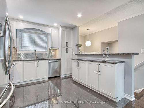 56-1528 Sixth Line, Oakville, ON - Indoor Photo Showing Kitchen With Upgraded Kitchen