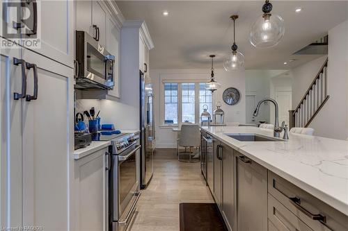 258 Ironwood Way, Kemble, ON - Indoor Photo Showing Kitchen With Upgraded Kitchen