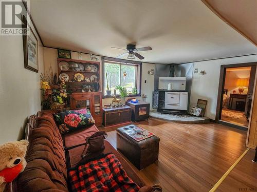935 Goodfish Rd, Kirkland Lake, ON - Indoor Photo Showing Living Room