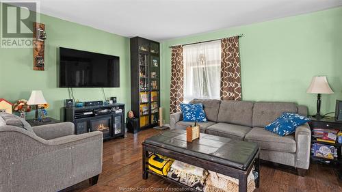 682 Stanley Street, Windsor, ON - Indoor Photo Showing Living Room