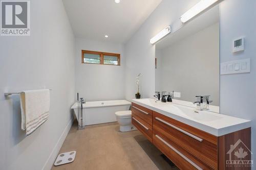 10 Massey Lane, Ottawa, ON - Indoor Photo Showing Bathroom