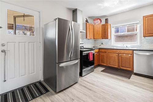 18 Prince Street, St. Catharines, ON - Indoor Photo Showing Kitchen