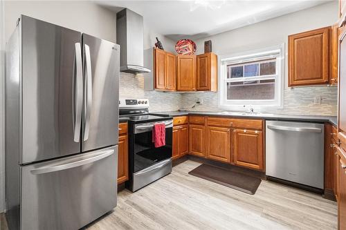 18 Prince Street, St. Catharines, ON - Indoor Photo Showing Kitchen