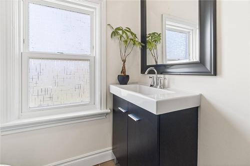 18 Prince Street, St. Catharines, ON - Indoor Photo Showing Bathroom