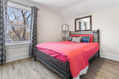 18 Prince Street, St. Catharines, ON - Indoor Photo Showing Bedroom